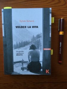 Copertina del romanzo Veloce la vita di Sylvie Schenk, pubblicato in Italia da Keller editore con la traduzione di Franco Felici
